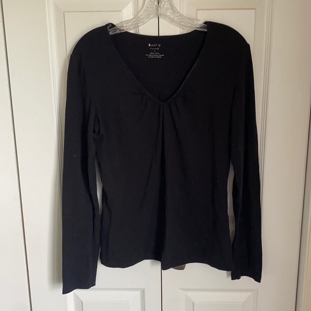 apt. 9 Long Sleeve top Black Solid V-Neck